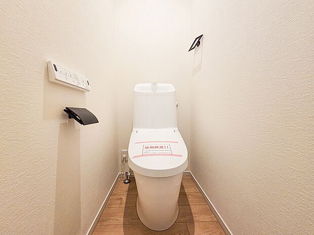 トイレには新築ならではの清潔感が漂い、シンプルなデザインが心地よい空間を作ります。広めのスペースでリラックスして使える設計がされており、日々の生活がより快適です。