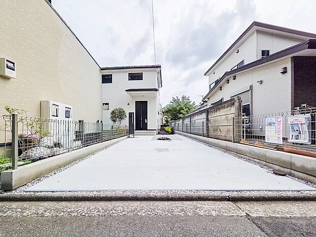 敷地内に駐車場があるため、車の移動がスムーズに行え、日常の外出が便利です。防犯面でも安心して利用できる駐車場です。