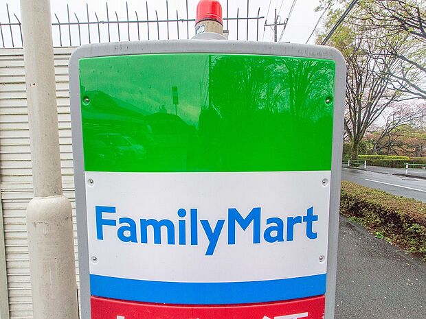 ファミリーマート小金井中大附属前店 900m