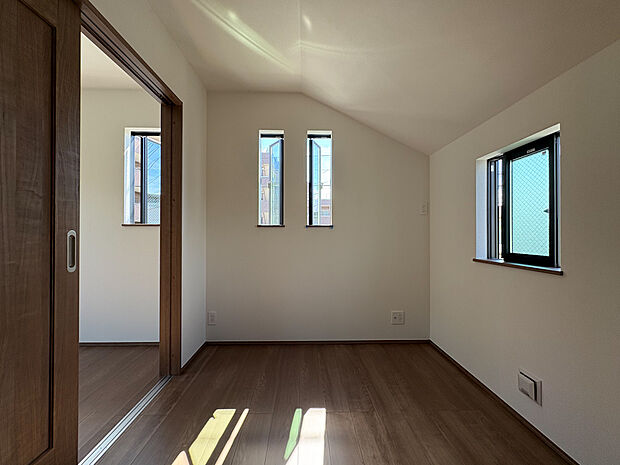 明るく広々とした子供部屋。採光良好で勉強に集中しやすい環境です。(2026年8月8日撮影)