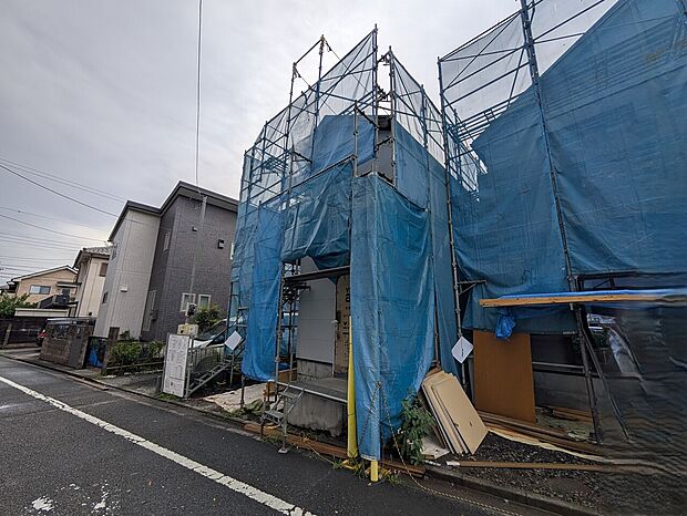 家を出てすぐ駅が見える駅近物件です。実際に歩くと想像以上の近さに驚きます。