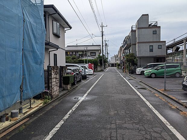 家を出てすぐ駅が見える駅近物件です。実際に歩くと想像以上の近さに驚きます。