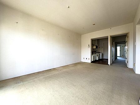 広々とした空間は、家族の成長に合わせて自由にレイアウト可能。どんなリビングに生まれ変わるか、想像が膨らみますね。
