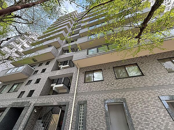 現在居住中ですが、事前予約にて室内内覧も調整いたします。まずは外観や周辺環境、駐車スペースの使い勝手から確認してみませんか。　