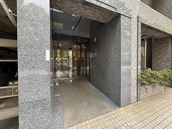 マンションに住まう人をいつも暖かく迎えてくれるような、優しい温もりが漂っています。