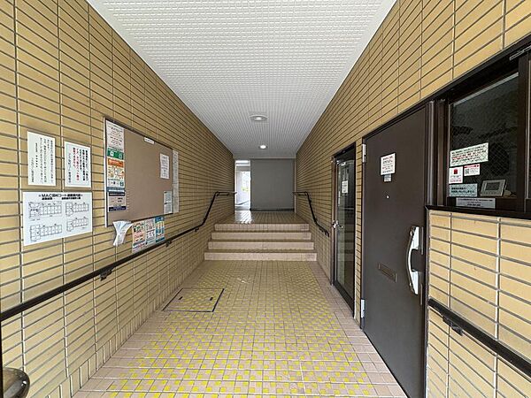清掃の行き届いた清潔感を感じるエントランススペース。マンションの顔というべき場所でございます。