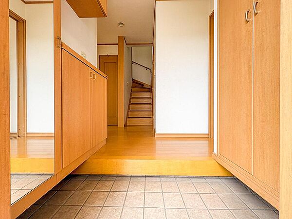 明るい木目調の玄関は、家族を温かく迎え入れ、毎日を気持ちよくスタートさせます。豊富な収納と姿見付きで、お出かけ準備もスムーズです。