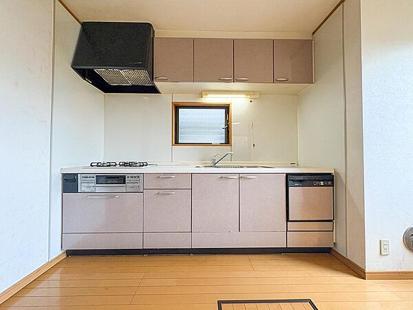 3口コンロと食洗機を備えた機能的なキッチン。明るい窓から光が差し込み、家族の笑顔が溢れる食卓を彩ります。毎日の家事がスムーズになる、快適な空間です。