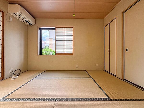 畳の香りが心地よい和室は、お子様の遊び場や家族のくつろぎ空間に最適です。豊富な収納で、すっきりとした暮らしが叶います。