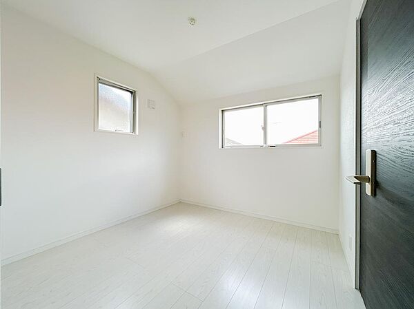 爽やかな通風と採光を存分に感じる事が出来る居室です。
