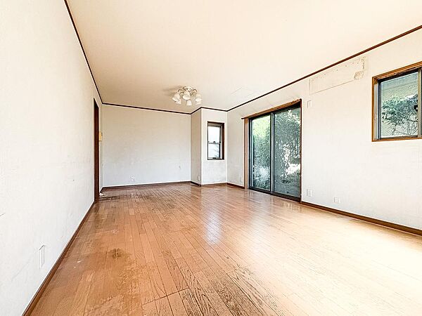 大きな掃出し窓から豊かな陽光と爽やかな風が舞い込む開放的なリビング。写真以上の開放感と居心地の良さを、ぜひ現地の日当たりの良さと一緒にご体感ください。