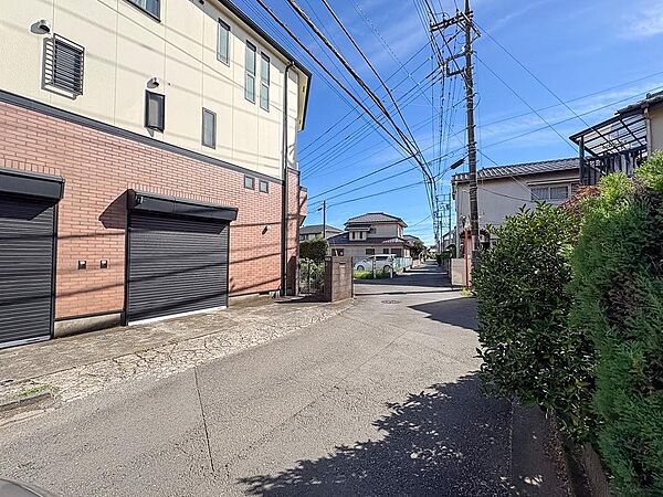 南東側公道約5.07ｍで車通りの少ない前面道路となっておりますので、お車を安心して駐車していただけます。