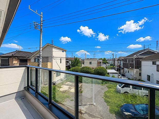 眺望が魅力の住まいで、窓からの景色が心を癒してくれます。季節ごとに移ろう風景を楽しめ、心安らぐ時間が流れる空間が広がります。毎日の生活に豊かさを与えてくれる場所です。