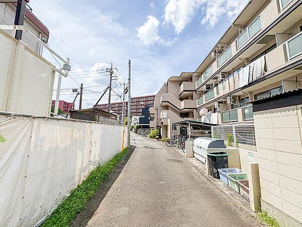 落ち着いた閑静な住宅街に位置する住まいです。静かで穏やかな環境が、毎日の生活に安らぎと快適さをもたらします。