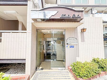 エントランスには、豊かな緑が配置され、訪れる人の心を和ませます。落ち着いた空間設計が印象的で、住む人や来客に上質な時間を提供してくれます。