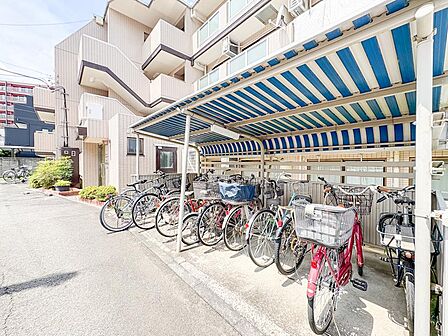 駐輪スペースを備えたマンション。日常の移動手段として自転車をいつでも活用しやすい便利な環境です。2台所有など駐輪に関するご要望があれば管理会社へ確認をさせていただきます。