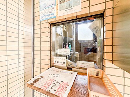 管理人室が設置され、住まい全体の管理が行き届いているマンションです。共用部分の清掃や設備管理も丁寧に行われており、安心して快適な暮らしができる環境が整っています。