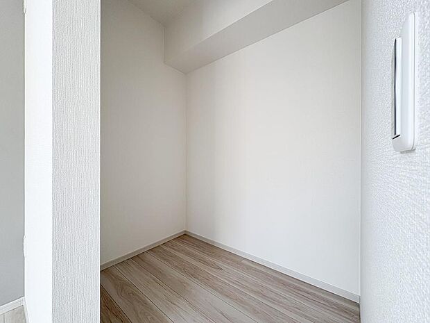 洋室から繋がるウォークインクローゼット。服や荷物をまとめて収納でき、お部屋を広く使えます。