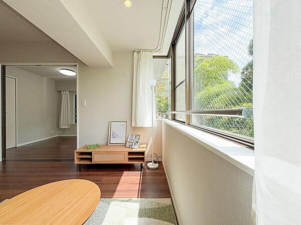 明るい光がたっぷり降り注ぐリビングは、くつろぎの時間を過ごすのにぴったりの空間です。ゆったりとした広さと落ち着きがあり、自然と笑顔が生まれるひとときを楽しむことができます。
