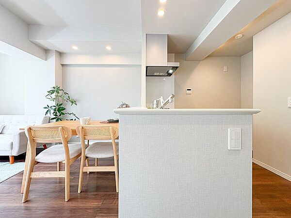 対面式システムキッチンは、開放感があり、会話をしながら料理ができる贅沢な空間。ゆとりのある広さが使い勝手を高め、豊富な収納があるため、調理器具や食材もすっきり整理。毎日のキッチン時間が快適です。