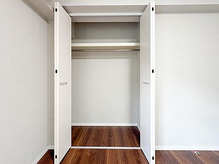 居室に備わった収納スペースは充実しており、季節物や衣類がしっかり収まります。部屋を広く有効活用できる設計で、整理整頓が楽に進み、ゆとりある暮らしが実現します。
