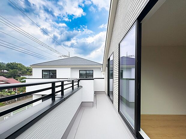ゆとりある広さのバルコニーは、洗濯物がたっぷり干せるうれしい設備です。屋外の空気を感じながらくつろげるスペースとしても活用でき、生活の幅が広がります。
