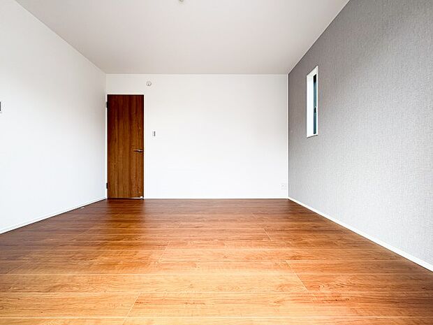 ゆとりある広さの居室は、家具の配置がしやすく使い勝手の良い空間です。採光も良好で、生活スタイルに合わせて自由にレイアウトできます。