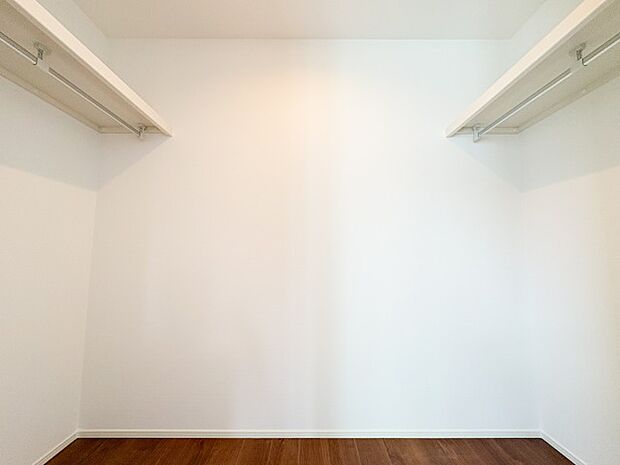 大型のウォークインクローゼットは、衣類から大型荷物までたっぷり収納できます。居室がすっきりと保てるため、日々の生活がより快適で使いやすくなっています。