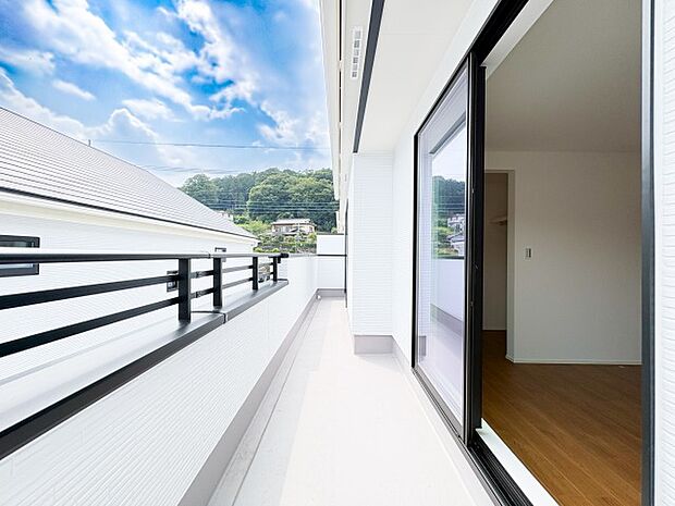 ゆとりある広さのバルコニーは、洗濯物がたっぷり干せるうれしい設備です。屋外の空気を感じながらくつろげるスペースとしても活用でき、生活の幅が広がります。