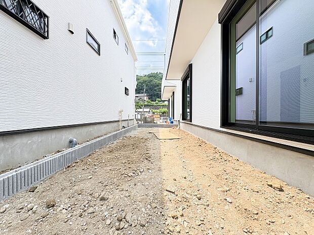 広々とした庭スペースは、お子様が遊ぶ場所や家庭菜園など多目的に活用できます。屋外での時間が豊かになる、戸建てならではの魅力的なスペースです。
