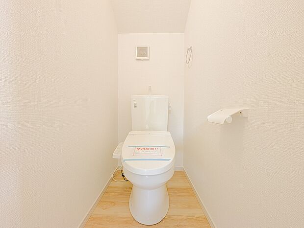 白で統一された清潔感と明るさに満ちたトイレ。シンプルなデザインで圧迫感がなく毎日気持ちよくお使いいただけます。