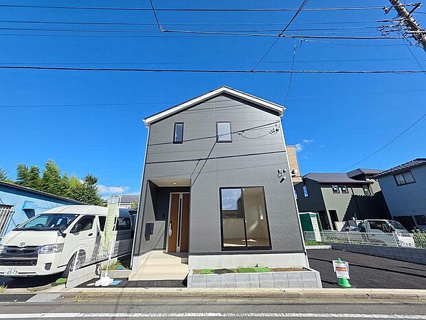 落ち着いた色合いの外観が街並みに調和する新築戸建です。太陽光発電を標準搭載し、住宅性能評価W取得と制震装置SAFE365を採用した、性能にもこだわった住まいです。