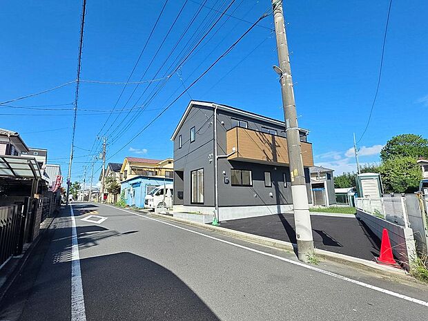 前面道路は見通しが良く、お車の出し入れもスムーズに行えます。落ち着いた住宅街に位置し、周辺は穏やかな住環境が広がるため、ご家族で安心して新生活を始められるロケーションです。