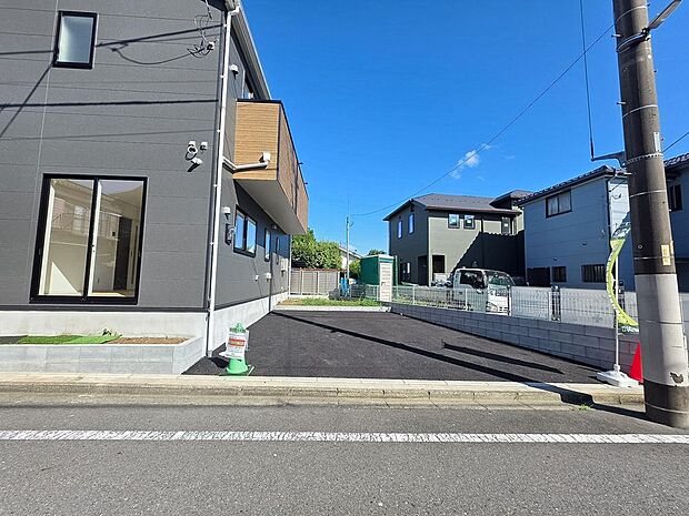 前面道路からスムーズに出入りしやすいカースペースです。駐車や車の乗り降りもしやすく、毎日の通勤やお出かけを快適にサポート。来客時にも使いやすいゆとりあるスペースを確保しています。