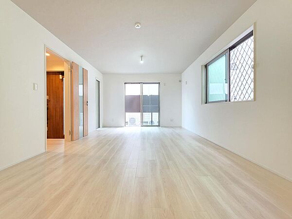 大きな開口部から光を取り込む18帖のLDKは、奥行きを感じられるゆとりある空間です。リビングからバルコニーへつながる開放的な設計で、家族が自然と集まり、ゆったりとした時間を過ごせます。