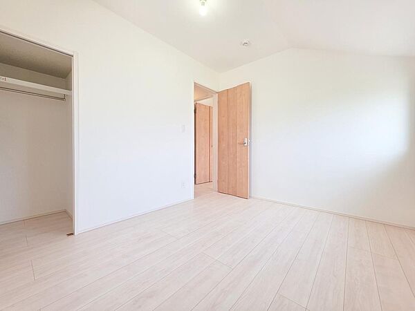 ゆとりを感じられる洋室にはクローゼットを備え、衣類や日用品をまとめて収納できます。室内を広く使いやすい収納設計で、ベッドやデスクなども配置しやすく、寝室や子ども部屋など幅広く活用できる一室です。