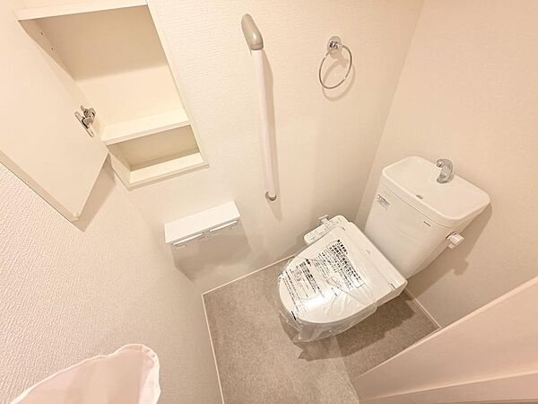 トイレは2026年8月のリフォームで便座を交換し、気持ちよく使える空間に整えています。壁面収納を備えているため、トイレットペーパーや掃除用品などをすっきり整理でき、手すりも設置されています。