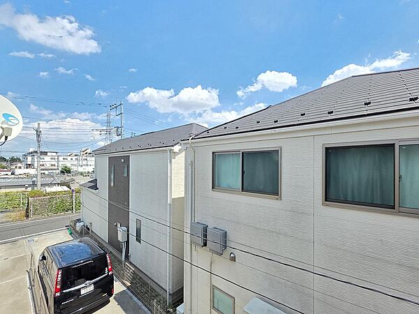 2階からは周辺の街並みと空の広がりを望め、開放感を感じられる眺望です。視線が遠くまで抜けるため圧迫感が少なく、晴れた日には青空を身近に感じながら、気持ちよく過ごせる住環境が広がっています。