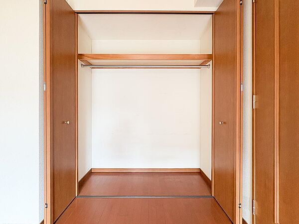 各居室に備え付けのクローゼット。衣類やシーツをしまう場所が最初から決まっているので、引っ越し初日から片付いた状態でスタートできます。