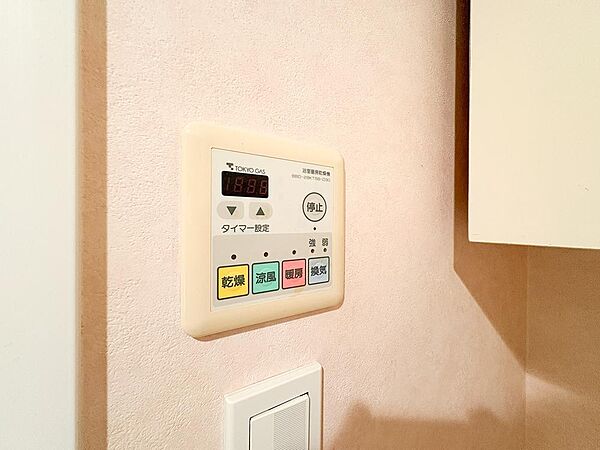 雨の日でも洗濯物の行き場に困らない乾燥機能。梅雨時や花粉の季節に活躍するので、洗濯のリズムが天気に左右されにくくなります。