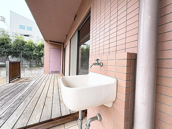 テラス脇には水栓がございます。お庭で育てる植栽にお水をたっぷりあげることもできます。窮屈なところでは面倒な靴の手洗いもここなら気持ちよくできます。