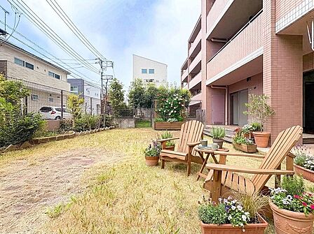 広々とした庭スペースは、お子様が遊ぶ場所や家庭菜園など多目的に活用できます。※本画像はCGによる合成画像となり、室内に配置されている家具・雑貨等の備品は販売対象外です。