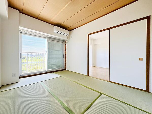 リビングに隣接する和室。バルコニーへ出られる大きな窓があり、い草の香りに癒されるリラックス空間です。