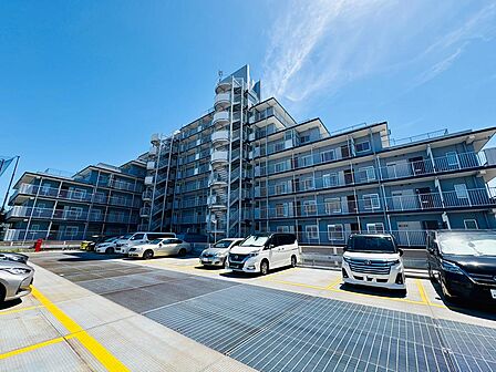総戸数90戸のビッグコミュニティ。ゆとりある敷地内には、二階建てのカースペースが備わっています。