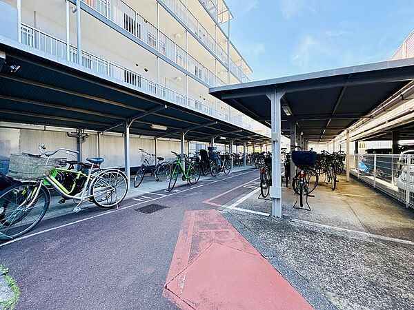 敷地内には屋根付きの駐輪場を完備しています。雨の日でも大切な自転車が濡れにくく安心です。