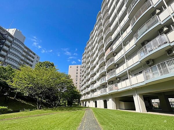 現地（2026年8月）撮影。長い年月を経た重厚な風格ある佇まいのマンション。歴史を重ねてきた建物ならではの落ち着いた雰囲気が、住まいに独自の安心感と深みある趣をもたらします。