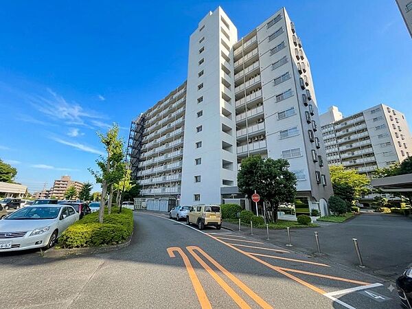 現地（2026年8月）撮影。徒歩圏内にスーパーがある便利な立地です。日常の買い物がしやすく、食品や日用品の購入に手間がかかりません。生活の利便性が高い住環境です。