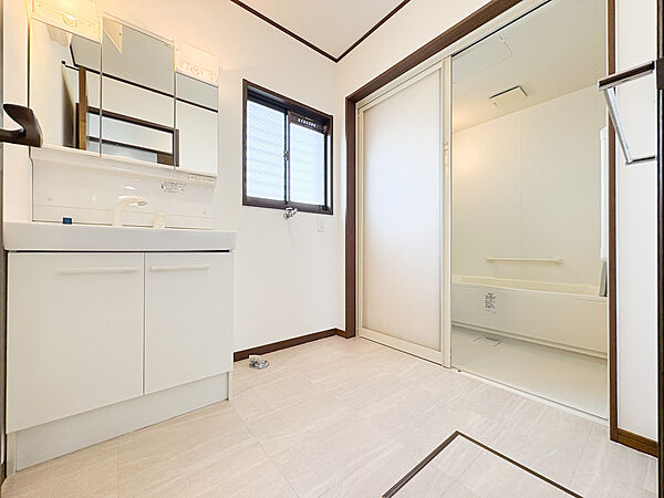 洗面台には三面鏡タイプを採用しました。身だしなみを整えやすい事はもちろんですが、鏡の後ろに収納スペースを設ける事により、散らかりやすい洗面スペースをすっきりさせる事が出来るのも嬉しいですね。