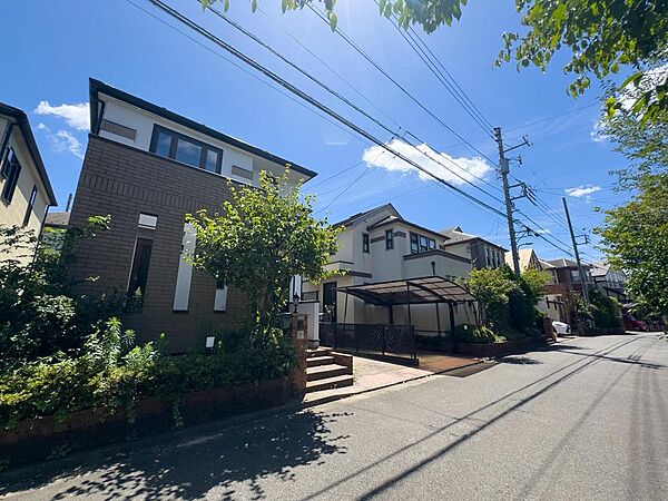 青空と緑が美しい、陽光あふれる閑静な住宅街。家族の笑顔が自然と増える、心地よい暮らしが待っています。