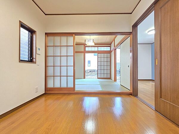 1階のDKから続く和室へ視線が抜け、空間に奥行きを感じられる室内です。2026年7月に各室クロスを貼替え、畳も表替え済み。和室との引き戸を開放すれば、食事や寛ぎの場をゆったりと使えます。